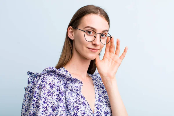 Jovem Mulher Bonita Adulto Com Óculos — Fotografia de Stock