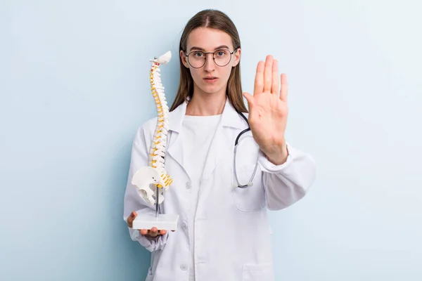 Young Adult Pretty Woman Spine Specialist Concept — Stock Photo, Image