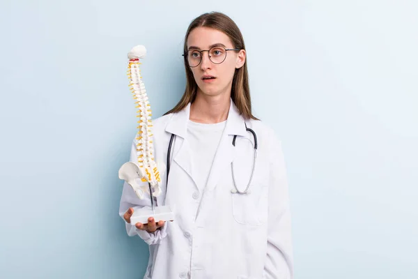 若い大人の可愛い女 脊椎専門家の概念 — ストック写真