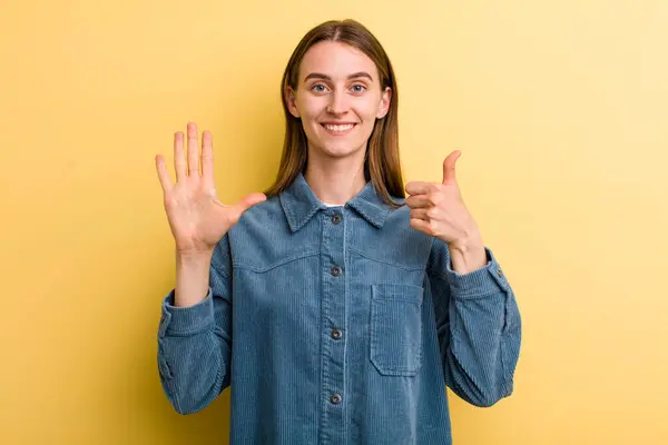 Joven Adulto Bonita Mujer Aislado Contra Amarillo Pared —  Fotos de Stock