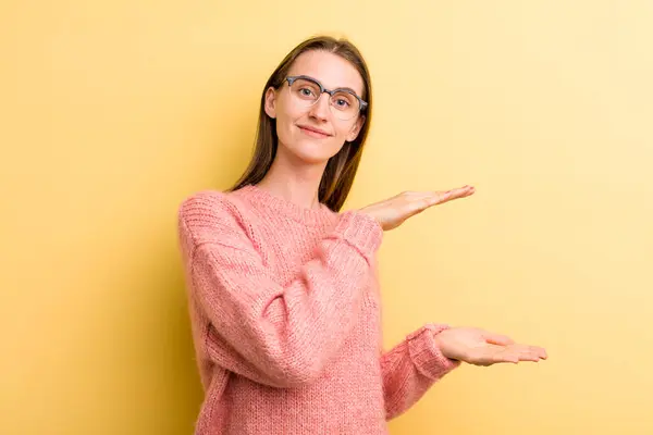 Jovem Mulher Bonita Adulto Isolado Contra Parede Amarela — Fotografia de Stock