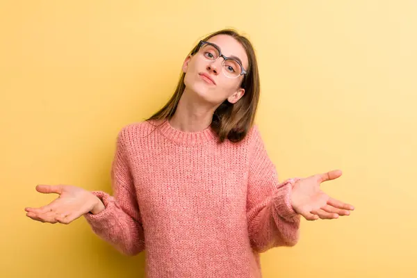 年轻漂亮的成年女子被隔离在黄色的墙壁上 — 图库照片