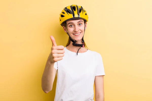 Ung Vuxen Söt Kvinna Cykel Cocnept — Stockfoto