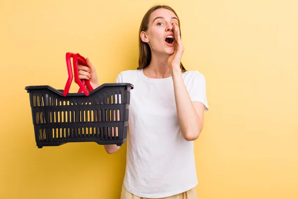 Junge Erwachsene Hübsche Frau Mit Einem Leeren Einkaufskorb — Stockfoto