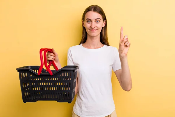 Junge Erwachsene Hübsche Frau Mit Einem Leeren Einkaufskorb — Stockfoto