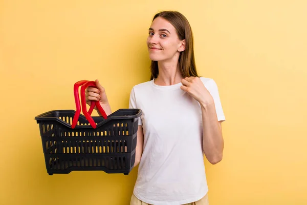 Giovane Donna Carina Adulta Che Tiene Cesto Della Spesa Vuoto — Foto Stock