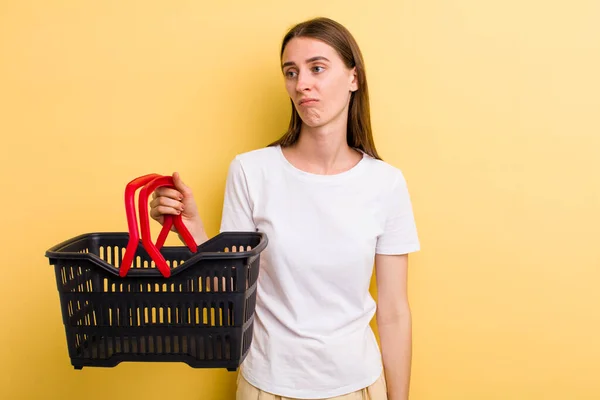 Giovane Donna Carina Adulta Che Tiene Cesto Della Spesa Vuoto — Foto Stock