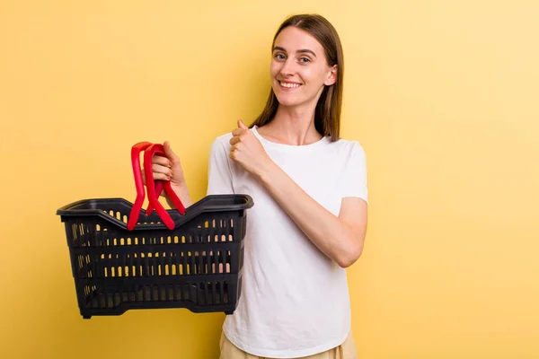 Genç Güzel Bir Kadın Elinde Boş Bir Alışveriş Sepeti Tutuyor — Stok fotoğraf