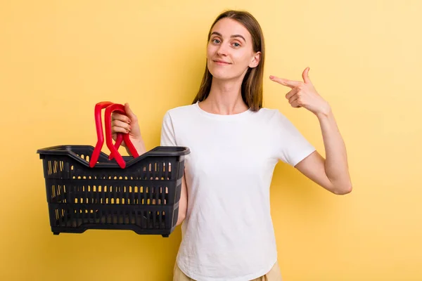 Giovane Donna Carina Adulta Che Tiene Cesto Della Spesa Vuoto — Foto Stock