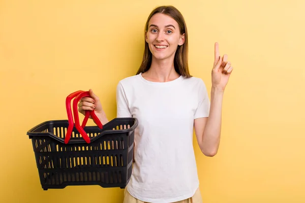 Joven Adulto Bonita Mujer Sosteniendo Vacío Cesta Compra —  Fotos de Stock