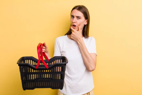 Joven Adulto Bonita Mujer Sosteniendo Vacío Cesta Compra — Foto de Stock