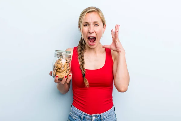 Jovem Mulher Loira Adulta Com Casa Fez Biscoitos Garrafa — Fotografia de Stock