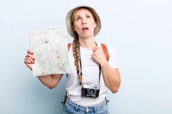Jeune Femme Blonde Adulte Touriste Avec Une Carte Concept Vacances — Photo