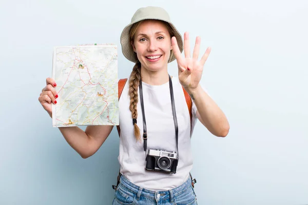 Jeune Femme Blonde Adulte Touriste Avec Une Carte Concept Vacances — Photo