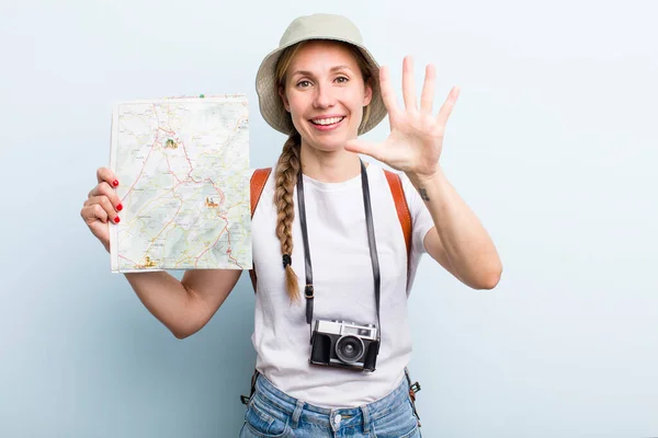 Młoda Blondynka Turystka Mapą Koncepcja Wakacji — Zdjęcie stockowe