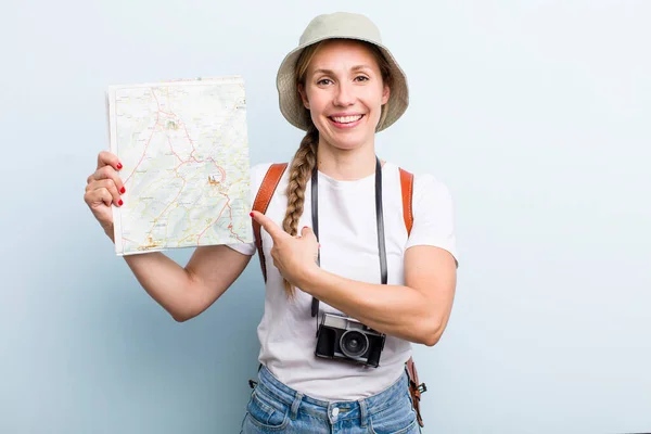 Giovane Donna Bionda Adulta Turista Con Una Mappa Concetto Vacanze — Foto Stock