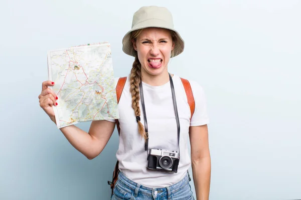 Jovem Mulher Loira Adulta Turista Com Mapa Conceito Feriados — Fotografia de Stock