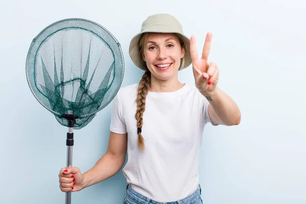 Jeune Pêcheuse Blonde Adulte Avec Filet Vacances Concept Passe Temps — Photo