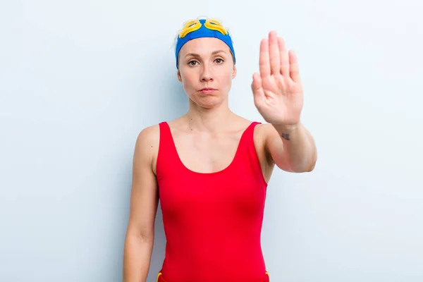 Jonge Volwassen Blonde Vrouw Zwemmer Zomerconcept — Stockfoto