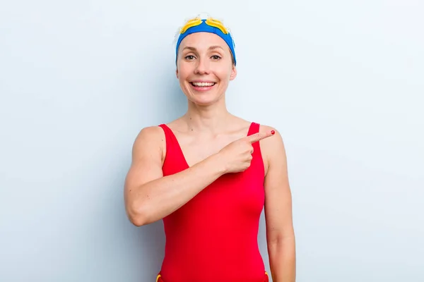 Genç Sarışın Bir Kadın Yüzücü Yaz Konsepti — Stok fotoğraf