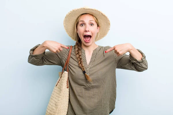 Giovane Donna Bionda Adulta Vacanze Concetto Estivo — Foto Stock