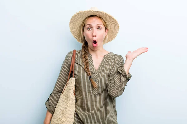 Jonge Volwassen Blonde Vrouw Vakantie Zomers Concept — Stockfoto