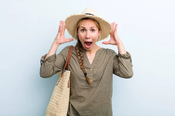 Giovane Donna Bionda Adulta Vacanze Concetto Estivo — Foto Stock