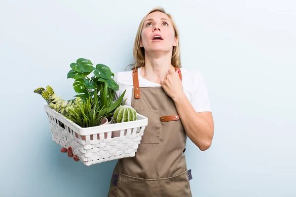 Giovane Donna Bionda Adulta Gardering Con Piante — Foto Stock