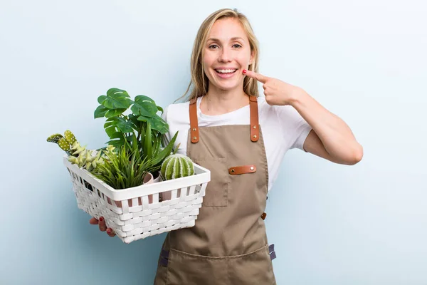 Giovane Donna Bionda Adulta Gardering Con Piante — Foto Stock