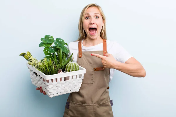 Giovane Donna Bionda Adulta Gardering Con Piante — Foto Stock