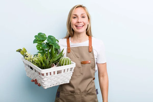 Giovane Donna Bionda Adulta Gardering Con Piante — Foto Stock