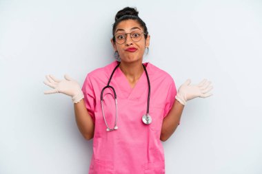 İspanyol kadın şaşkın, şaşkın ve şüpheci hissediyor. hemşire konsepti