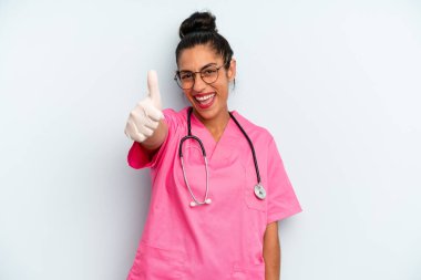 İspanyol kadın gururlu, olumlu bir şekilde gülümsüyor. hemşire konsepti