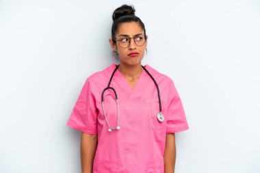 Hispanik kadın üzgün, üzgün ya da kızgın ve yana bakıyor. hemşire konsepti