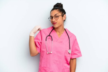 İspanyol kadın kibirli, başarılı, pozitif ve gururlu görünüyor. hemşire konsepti