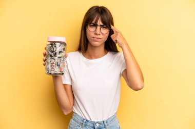 İspanyol kadın şaşkın ve şaşkın hissediyor, senin deli olduğunu gösteriyor. kaydetme kavramı