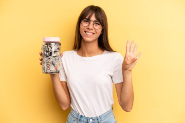 İspanyol kadın gülümsüyor ve arkadaş canlısı görünüyor, dört numarayı gösteriyor. kaydetme kavramı