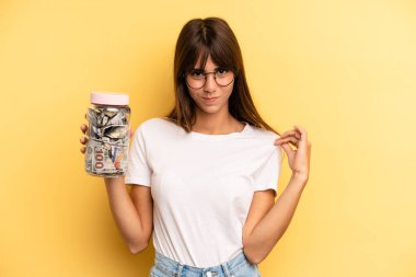 İspanyol kadın kibirli, başarılı, pozitif ve gururlu görünüyor. kaydetme kavramı