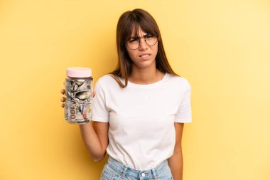 İspanyol kadın şaşkın ve şaşkın hissediyor. kaydetme kavramı