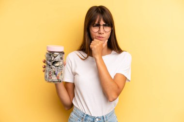 Hispanik kadın düşünüyor, kuşkulu ve şaşkın hissediyor. kaydetme kavramı