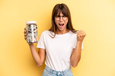 İspanyol kadın öfkeli bir ifadeyle agresif bir şekilde bağırıyor. kaydetme kavramı