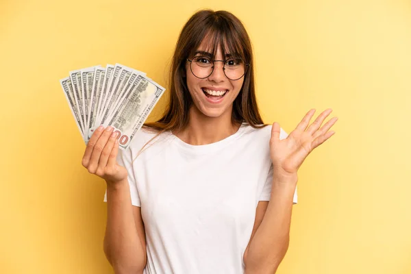 Hispanic Woman Feeling Happy Astonished Something Unbelievable Dollar Banknotes Concept — Foto Stock