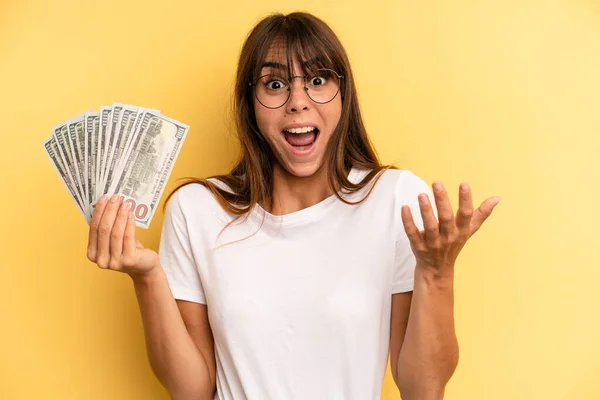 Hispanic Woman Amazed Shocked Astonished Unbelievable Surprise Dollar Banknotes Concept — Stok fotoğraf
