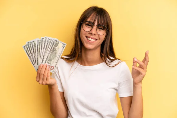 Hispanic Woman Feeling Happy Surprised Realizing Solution Idea Dollar Banknotes — Stockfoto