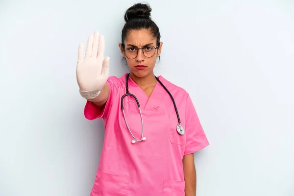 真剣に見ているヒスパニック系の女性を停止ジェスチャーを作るオープンヤシを示しています 看護師の概念 — ストック写真