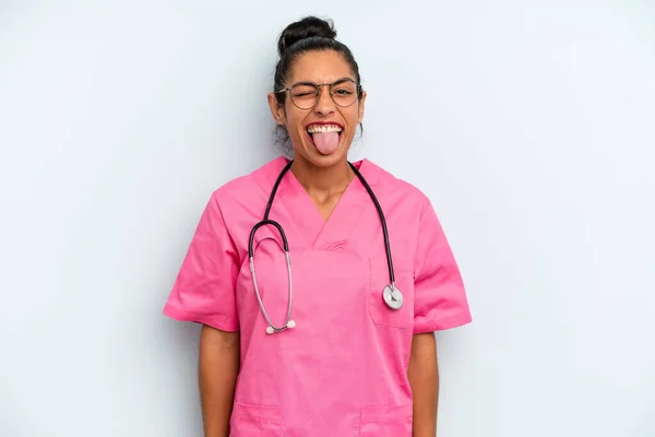 陽気で反抗的な態度を持ち冗談を言い舌を突き出すパニック女性 看護師の概念 — ストック写真