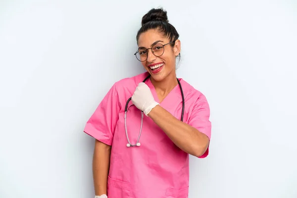 Латиноамериканка Чувствует Себя Счастливой Перед Лицом Вызова Празднования Медсестра Концепция — стоковое фото