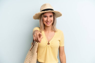 Sarışın kadın kamerayı göstererek seni seçiyor. yaz konsepti