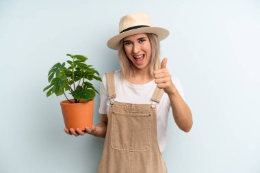 Sarışın kadın gururlu, olumlu gülümsüyor. gardering konsepti