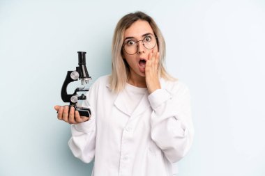 Sarışın kadın şok olmuş ve korkmuş hissediyor. Bilim adamı öğrenci konsepti